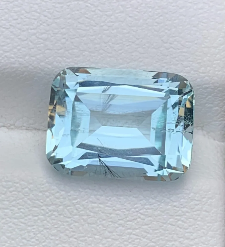 Gem Stone - Variety (Aqua Marine) - Color (Blue) - Shape (Octagonal) - Species (Natural Beryl) - 7.09 carats